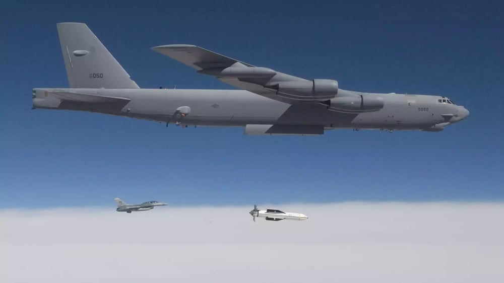 Essai d'une bombe bunker buster GBU-57 Massive Ordnance Penetrator depuis un B-52H Stratofortress sur le White Sands Missile range (2009).
