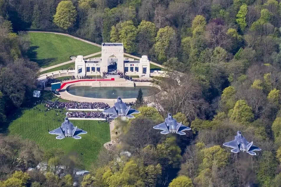 Passage symbolique de quatre F-22 Raptor pour les 100 ans de l'Escadrille La Fayette. Appartenant au 94th Fighter Squadron, cette unité reprend les traditions de l'Escadrille au sein de l'USAF.
