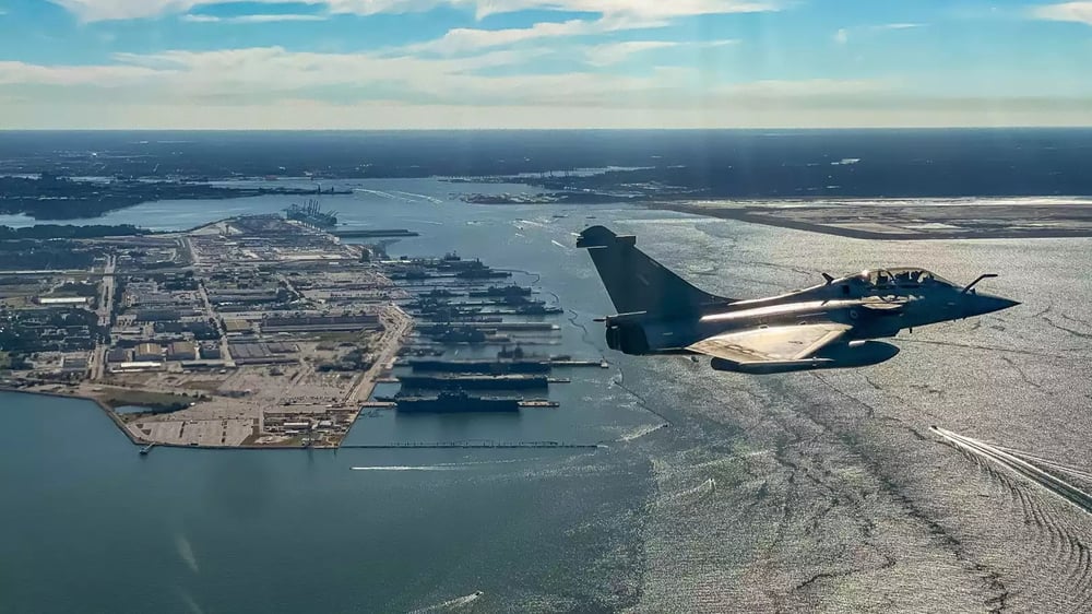 Survol de la base navale de Norfolk par un Rafale B de l'Escadron de chasse 2/4 Lafayette (octobre 2024)_AAE