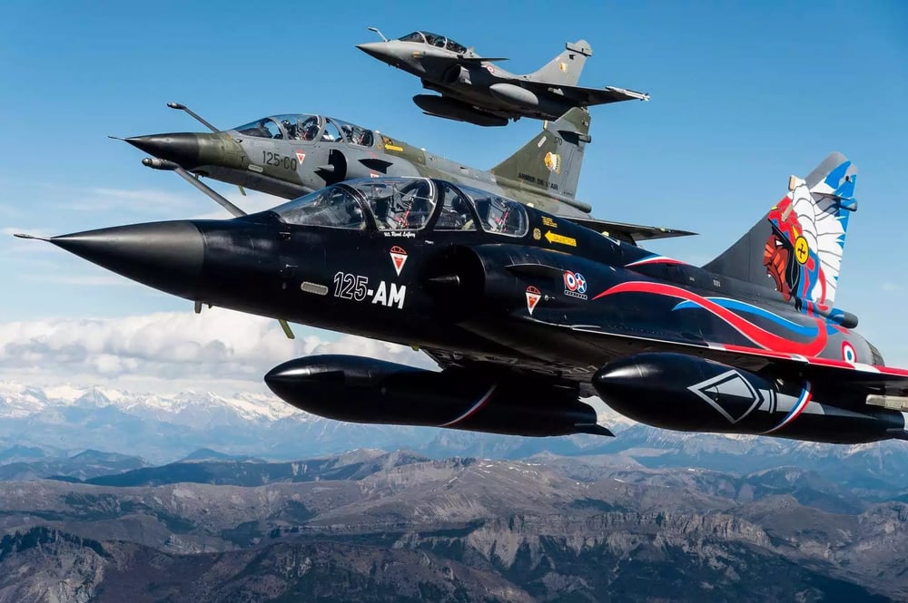 Mirage 2000N dans sa livrée spéciale centenaire de l'escadron de chasse 2/4 Lafayette ainsi qu'un Mirage 2000N et un Rafale B de l'EC 2/4.
