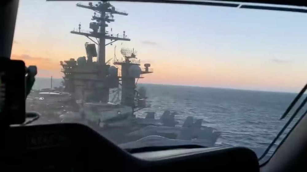 Vue du cockpit du Phenom Camera Ship au moment du 'Wave off' au-dessus du porte-avions USS Theodore Roosevelt (CVN-71).
