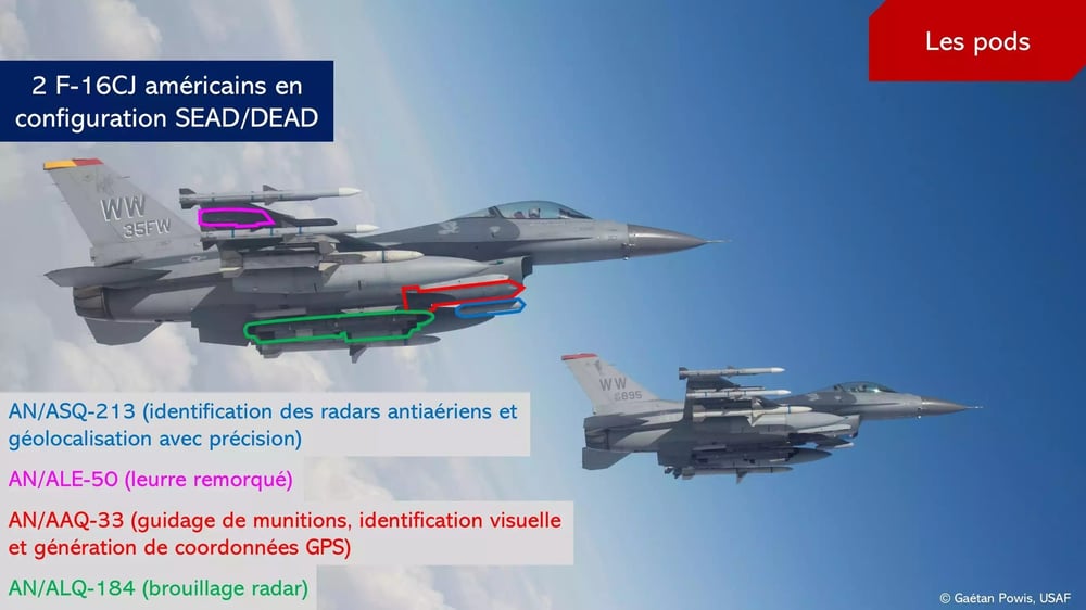 Identification des pods emportés sur deux F-16CJ Fighting Falcon de l'US Air Force.