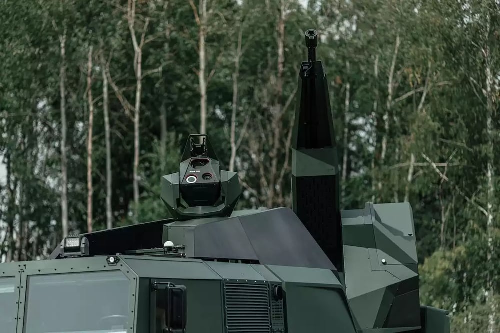 Canon antiaérien mobile SA-35MM avec son canon AM-35 en tourelle et son système de surveillance électronique ZGS-35 (EO/IR et télémètre laser).