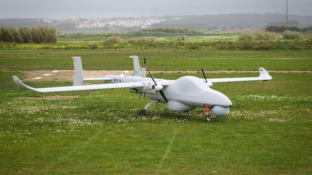 Drone AR-5 de Tekever (sur un terrain non préparé), notamment proposé par Thales dans sa solution CoastShield.