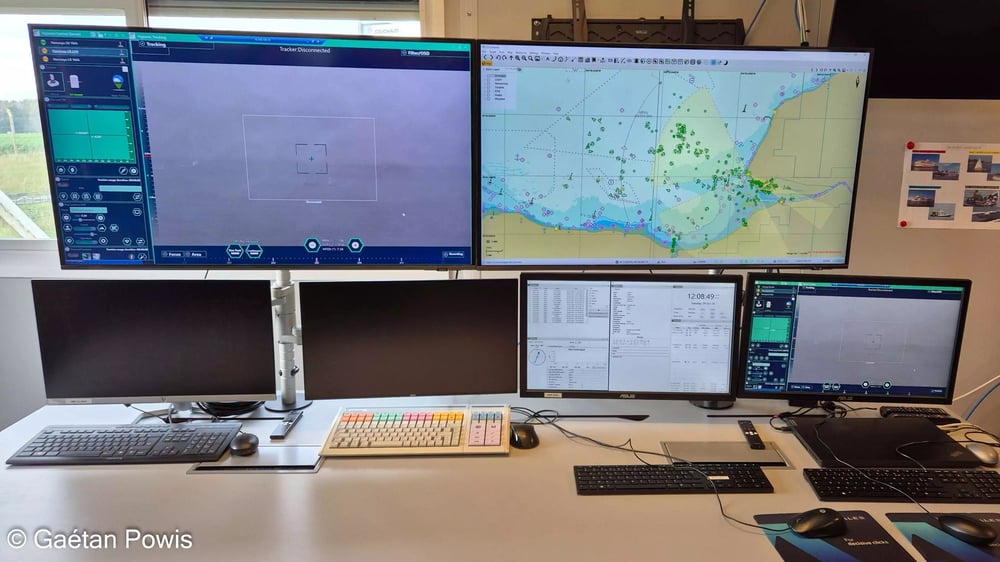 Aperçu d'une partie des informations disponibles dans le poste de commandement de la solution CoastShield de Thales.