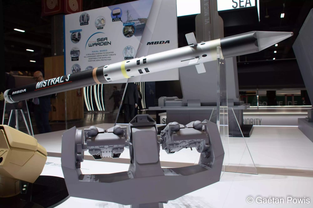 Modèle réduit de la tourelle SIMBAD-RC4 et un missile Mistral 3 sur le stand de MBDA durant Euronaval 2024.