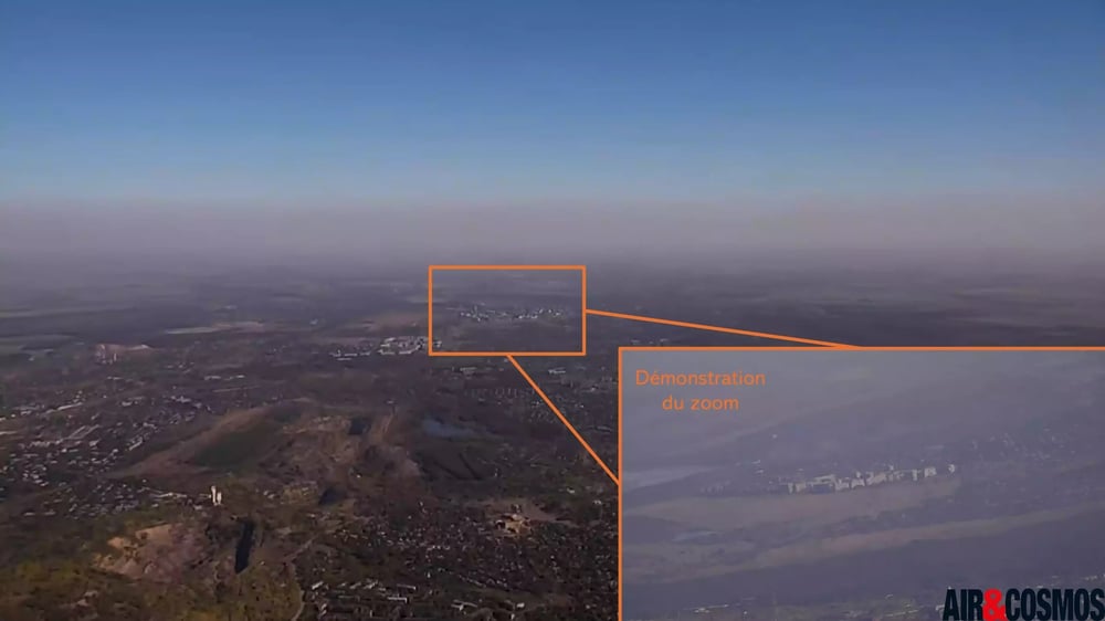 Lors d'un vol de reconnaissance, un drone DT26E Tactical des Forces armées ukrainiennes démontre l'avantage du zoom de sa caméra.