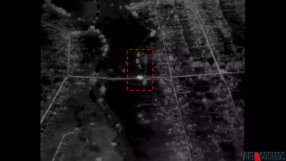 Un drone DT26E ukrainien apporte une confirmation de frappe réussie de nuit sur un véhicule russe.