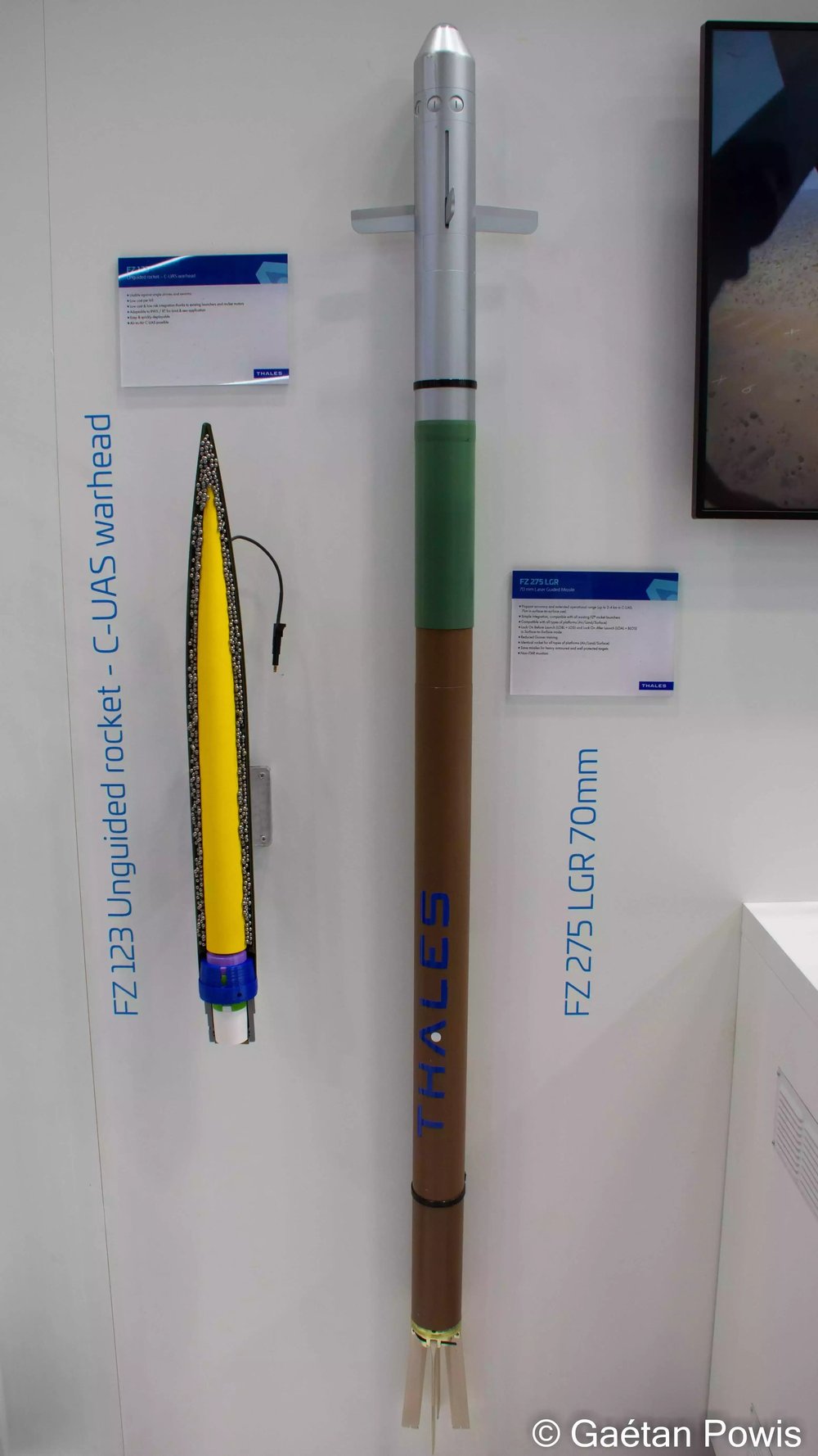 Roquette anti-drone FZ123 (charge uniqument) à côté d'une roquette (complète) FZ275 LGR à guidage laser.
