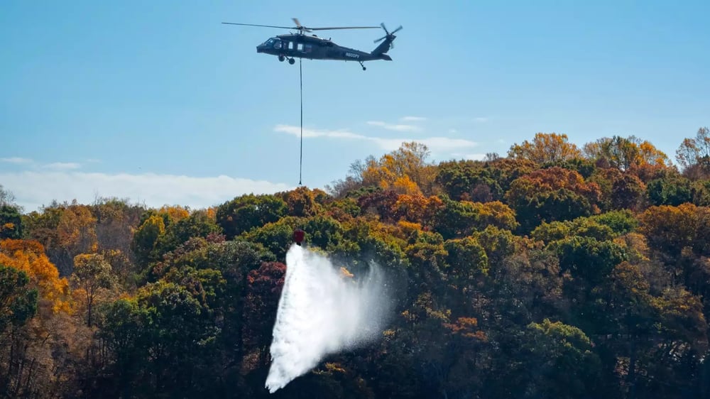 Démonstration d'extinction d'un incendie par un hélicoptère Black Hawk autonome transportant un bambi bucket (29 octobre 2024).