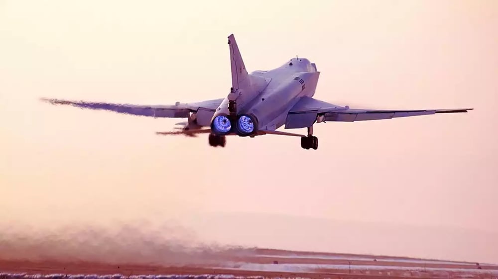 Décollage d'un bombardier stratégique russe Tu-22M3 Backfire-C armé d'un missile (probablement un Kh-22 ou Kh-32).