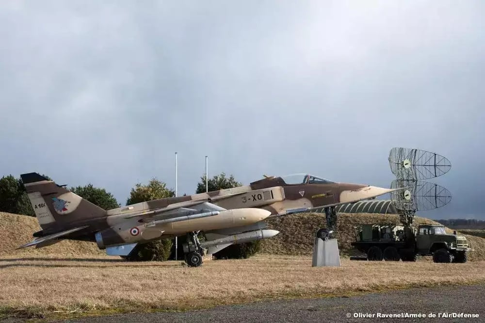 Souvenirs du raid sur Ouadi Doum (16 février 1986) : Mirage F1 (A100) français et un autre radar P-15 Flat Face (détruit dans le raid) sur la BA 133.