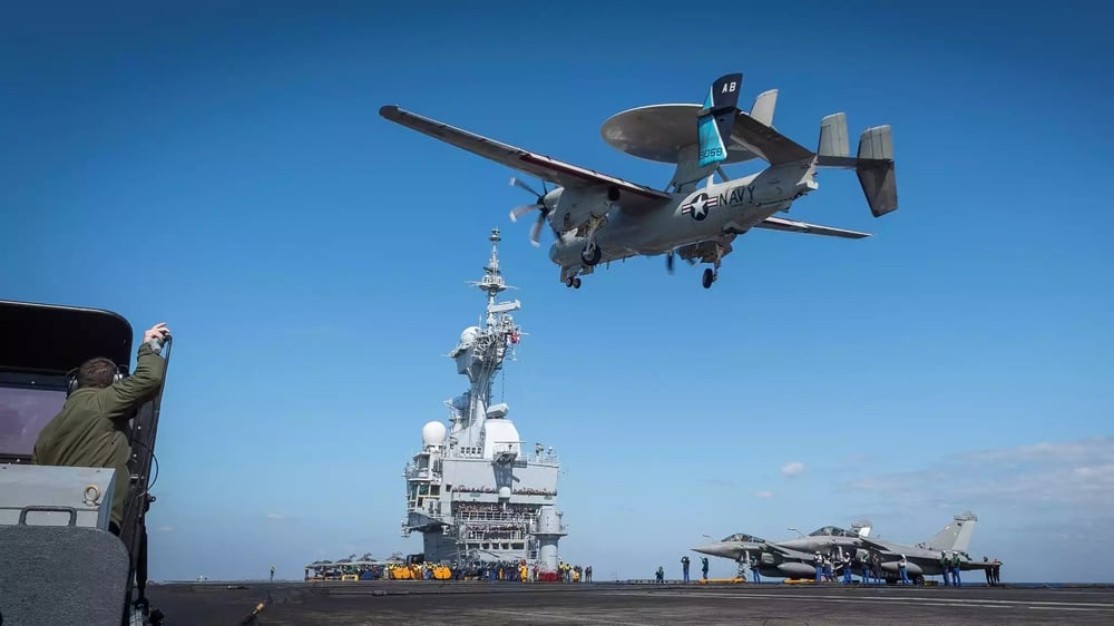 Première approche (crosse rentrée) d'un E-2D AHE de l'US Navy sur le porte-avions Charles de Gaulle.
