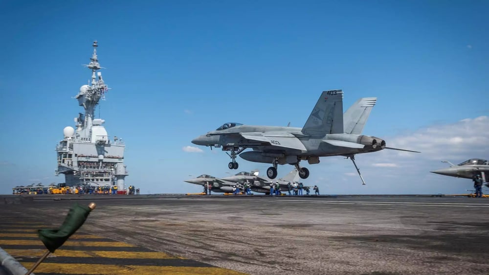 FA-18E Super Hornet de l'US Navy avant d'apponter sur le porte-avions Charles de Gaulle.