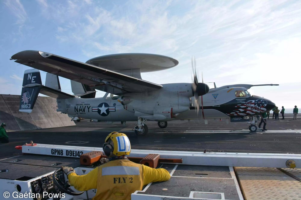 E-2D Advanced Hawkeye de l'US Navy paré au catapultage sur le pont d'envol du USS Carl Vinson.