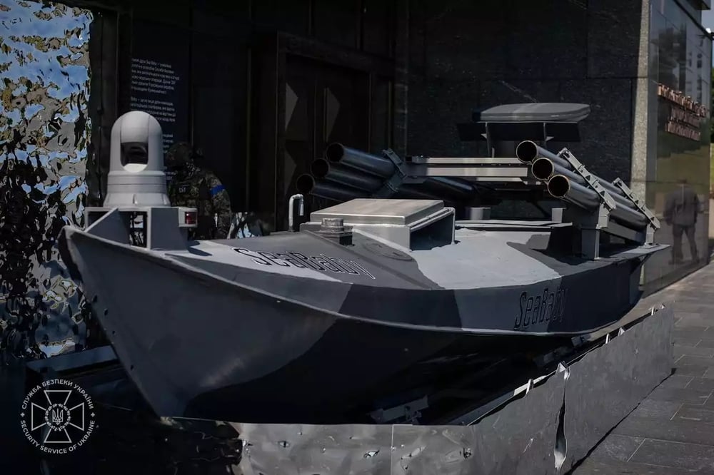 Drone de surface ukrainien Sea Baby équipé de 6 tubes lance-roquettes Grad (122 mm)(décembre 2023).
