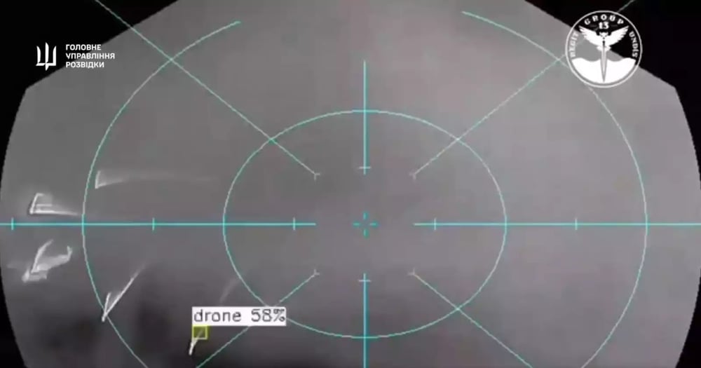 Viseur d'un drone de surface ukrainien confirmant l'intégration d'une aide automatique à l'identification, avec un leurre infrarouge tiré depuis un Mi-8 russe potentiellement identifié comme un drone (31 décembre 2024).