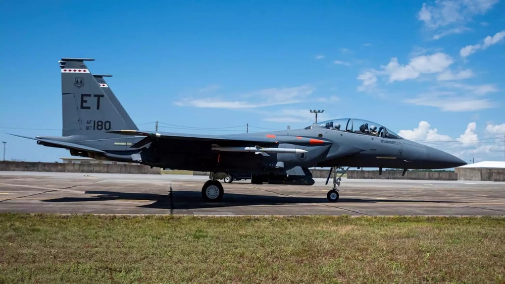 F-15E Strike Eagle peu avant son décollage dans le cadre d'un tir d'essai d'un missile air-air AIM-120D-3 AMRAAM (30 juin 2022).