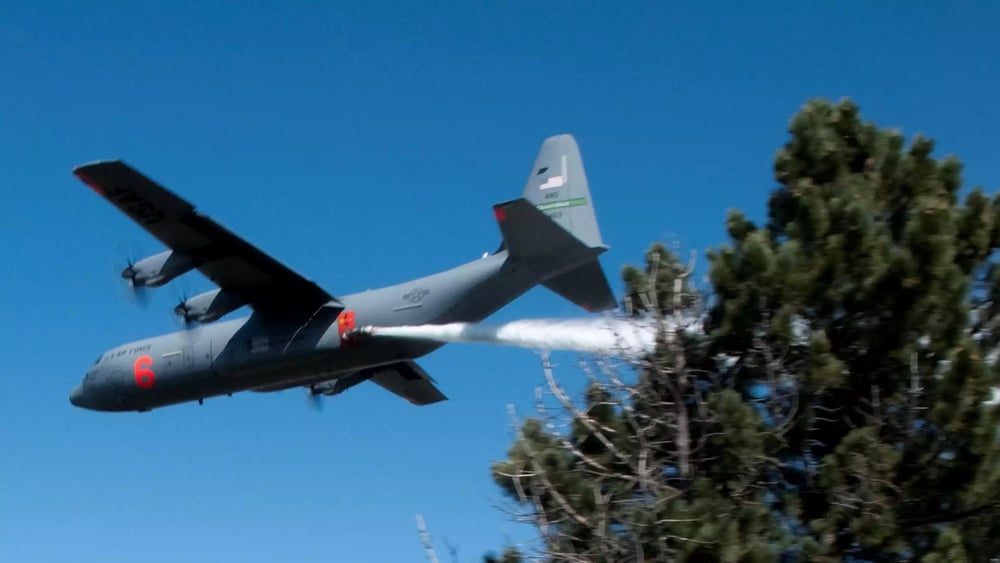 C-130J Super Hercules équipé d'un MAFFS II lors d'un entrainement au largage d'eau (10 avril 2014).