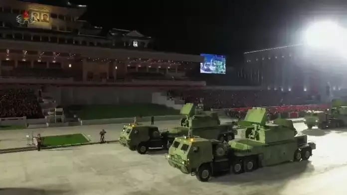 Première apparition de semi-remorques antiaériens Tor-M2 nord-coréens lors de la parade du 10 octobre 2020.
