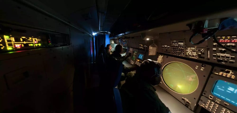 (de dr. à g.) Opérateurs radar, ESM et radio dans la cabine d'un avion de patrouille maritime Atlantique 2.