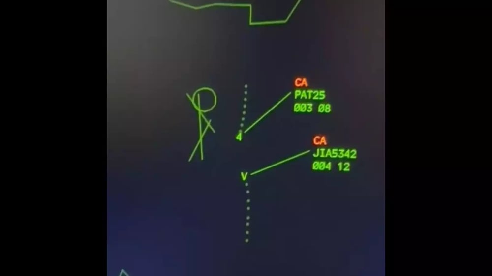 Image radar publiée anonymement sur les réseaux sociaux et montrant une alerte colision entre le Black Hawk et le CRJ-700 s'afficher pour prévenir les contrôleurs aériens du risque de collision en vol.