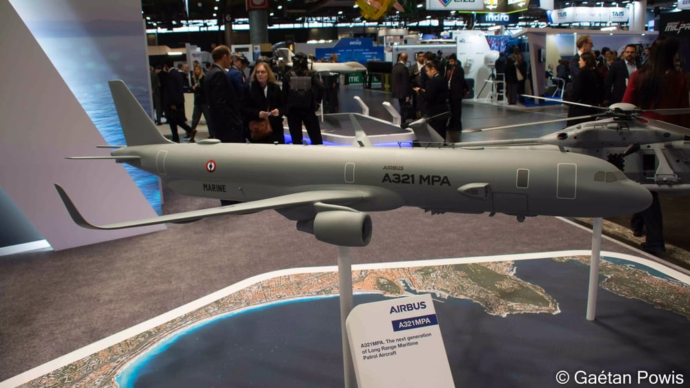 Vue de profil du modèle réduit de l'avion de patrouille maritime A321 MPA d'Airbus au salon Euronaval 2024 (5 novembre 2024).