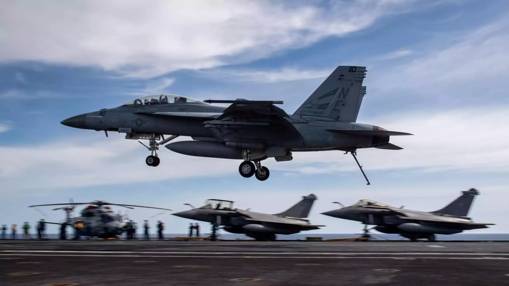 Appontage d'un F/A-18F Super Hornet de l'US Navy sur le porte-avions français Charles de Gaulle durant l'exercice Pacific Steller 25 (10 février 2025).