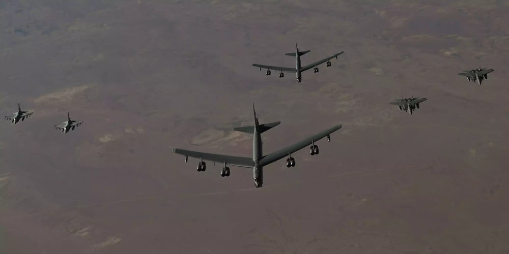 Deux B-52H Stratofortress américains (au centre) escortés par deux F-16IQ Fighting Falcon irakiens (gauche) et deux F-15E Strike Eagle américains (droite) au-dessus du Moyen-Orient (17 février 2025).