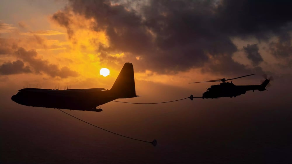 Ravitaillement en vol d'un hélicoptère de transport moyen H225M Caracal du 1/67 Pyrénées par un KC-130J Super Hercules français (6 mai 2024).