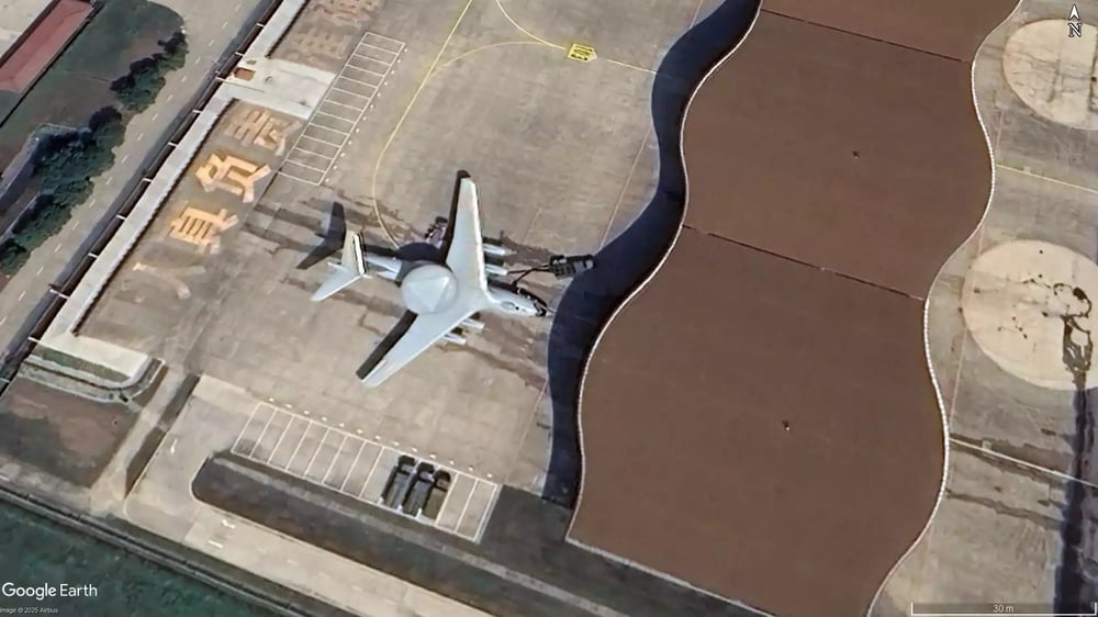 Avion de guet aérien avancé et de commandement KJ2000 chinois sur sa base de Wuxi (29 mai 2023).