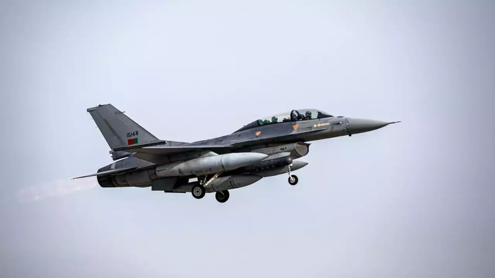Décollage d'un avion de combat F-16BM Fighting Falcon portugais.
