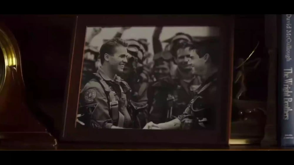 Souvenir de la célébration sur l'USS Enterprise après l'engagement réussi de Iceman et Maverick face à 6 MiG-29 (photo visible dans le deuxième opus).