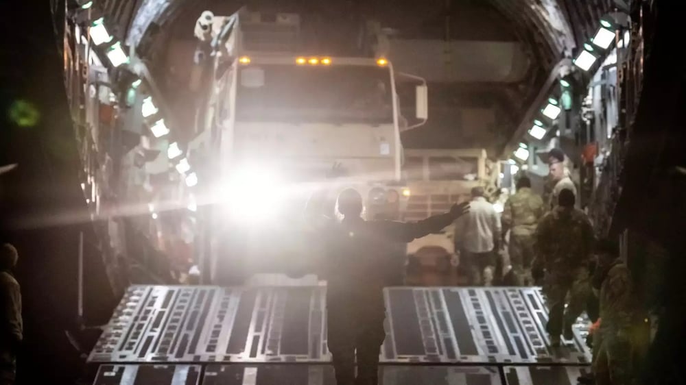 Déchargement en Alaska de 2 HMMWV et trois camions de soutien d'une batterie Patriot d'un avion de transport stratégique C-17A Globemaster III (1er mars 2022).