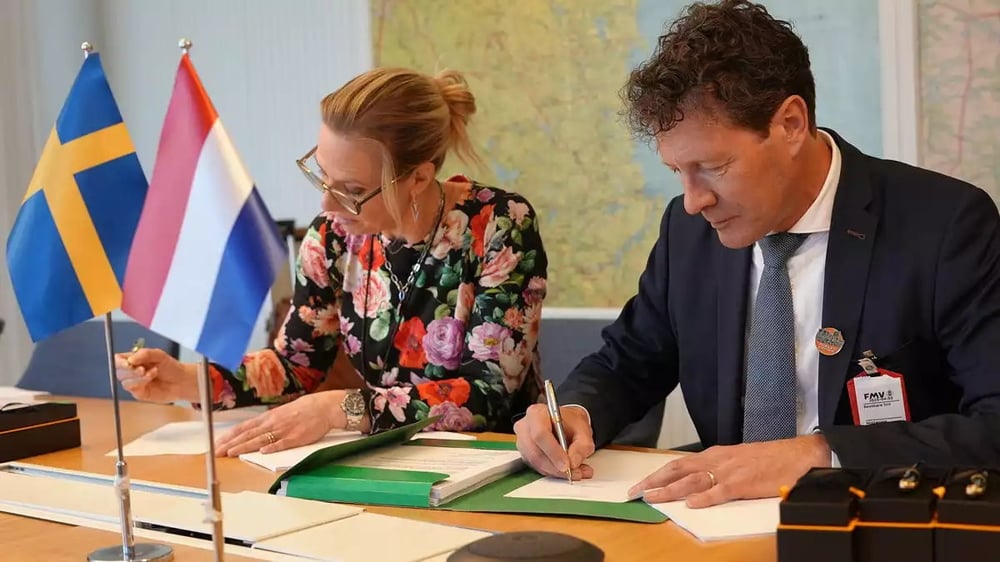 Signature à Paris de l'accord de livraison de radars GM200 MM/C entre la Suède et Thales aux Pays-Bas (7 avril 2025).