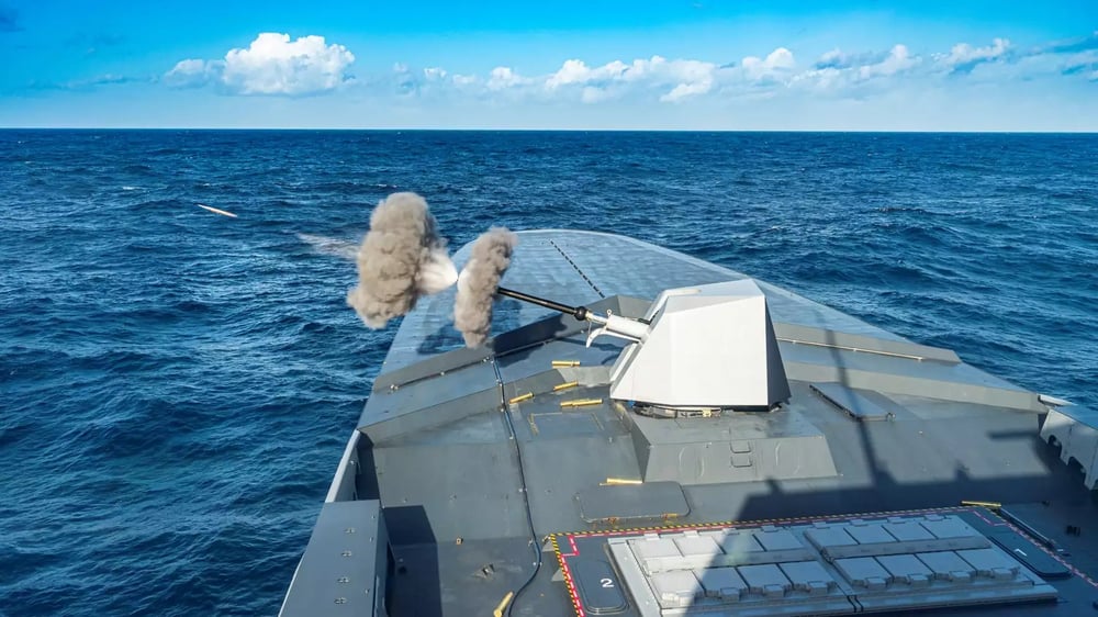 Tirs du canon OTO 76/62 Super Rapid depuis une frégate FREMM de la Marine nationale.