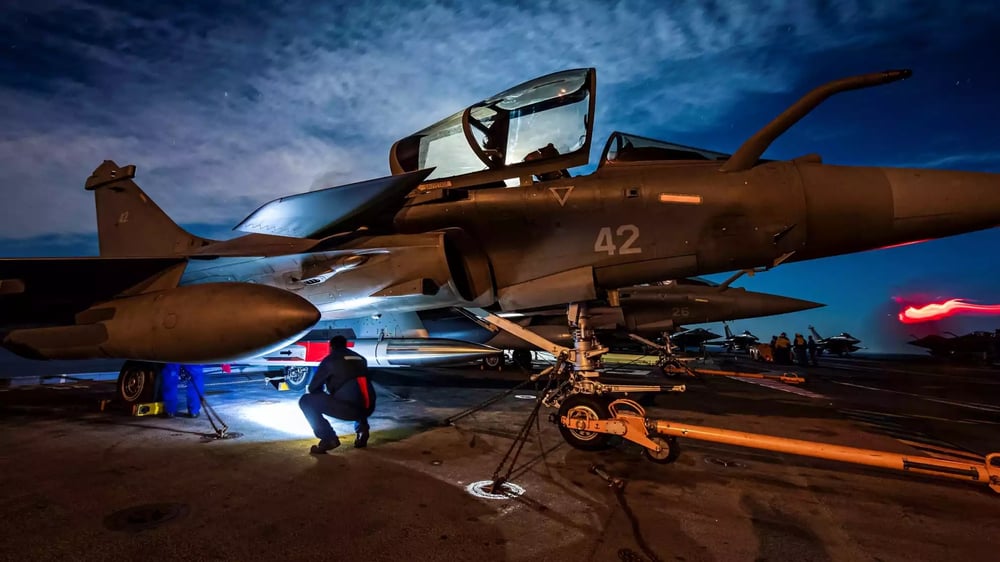 Avion de combat Rafale M équipé d'un missile de croisière à ogive nucléaire ASMPA sur le pont du porte-avions Charles de Gaulle.