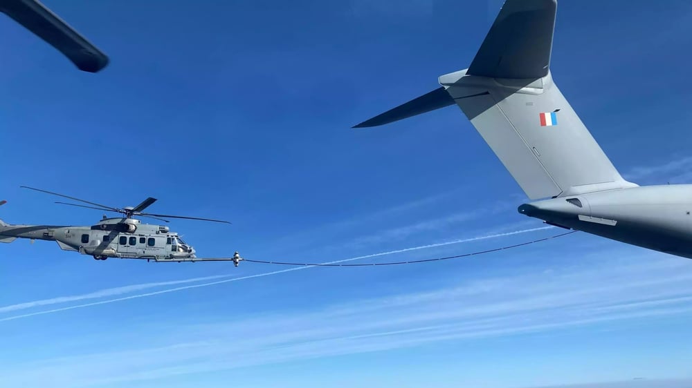 Premier ravitaillement en vol d'un Caracal de l'EH 1/67 Pyrénées par un A400M Atlas (ET 3/61 Poitou) de l'Armée de l'Air et de l'Espace (5 février 2025).