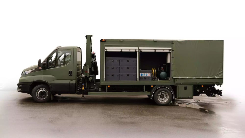 Iveco Daily transformé en véhicule de transport des munitions et composants pour les F-16AM ukrainiens.