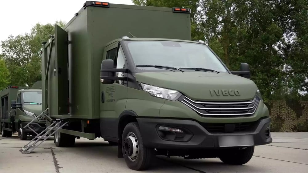 Iveco Daily modifié en atelier mobile au profit des F-16AM ukrainiens.