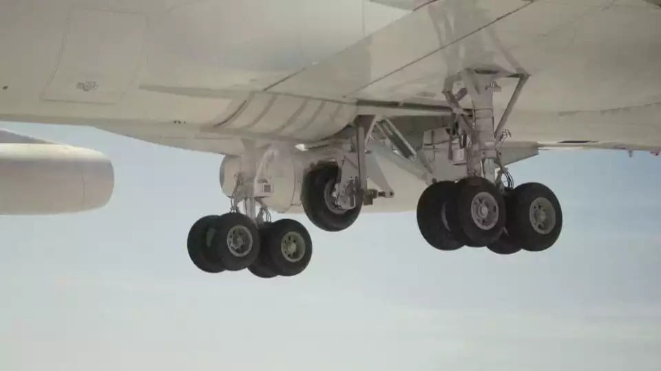 Le train d'atterrissage d'essai de navette spatiale entre le train d'atterrissage principal du CV-990 Landing Systems Research Aircraft (LSRA)(avril 1993).