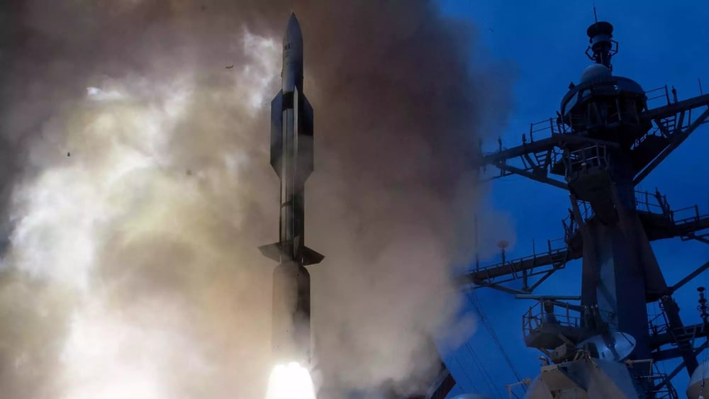 Vue rapprochée d'un missile RIM-174 Standard ERAM SM-6 tiré depuis le destroyer USS John Paul Jones (DDG-53, classe Arleigh Burke I)(19 juin 2014).