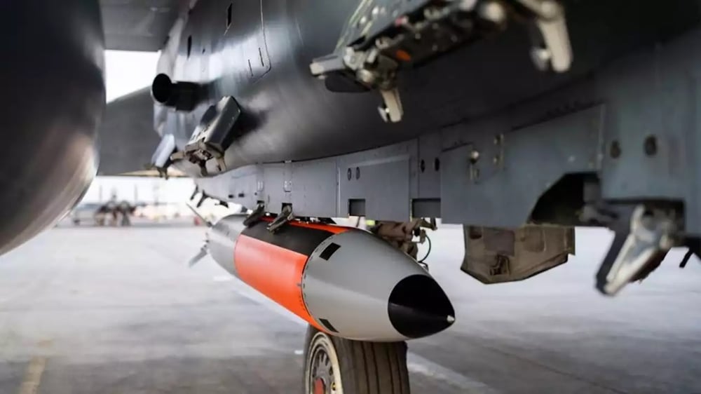 Bombe nucléaire d'essai B61-12 sous un avion de combat F-15E Strike Eagle américain.