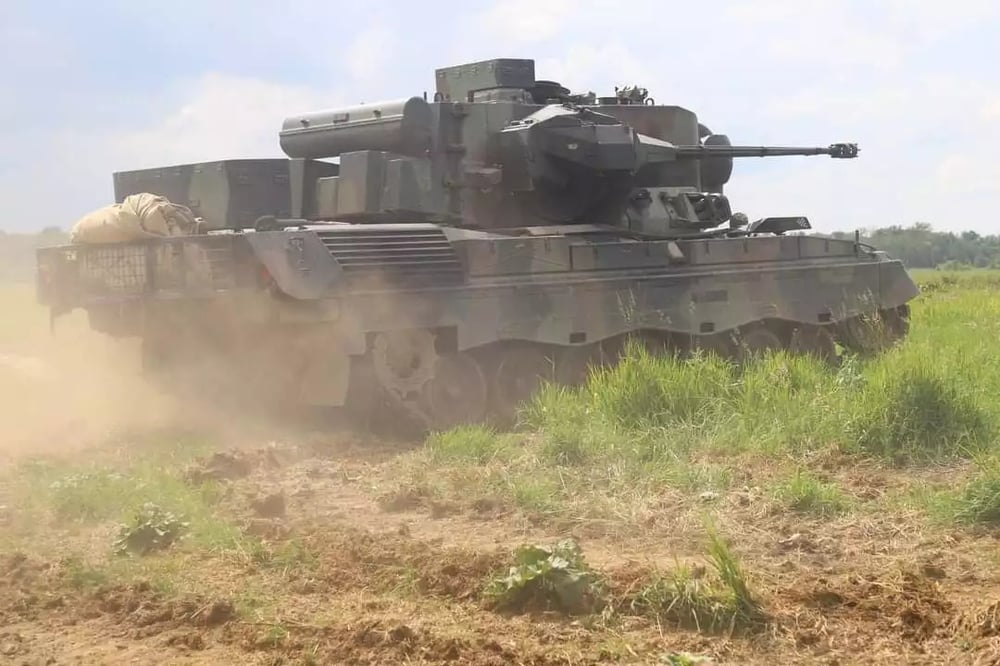 PRTL ex-hollandais (Flakpanzer Gepard) utilisé par les Forces armées ukrainiennes et facilement reconnaissable par son radar d'acquisition à antenne plate.