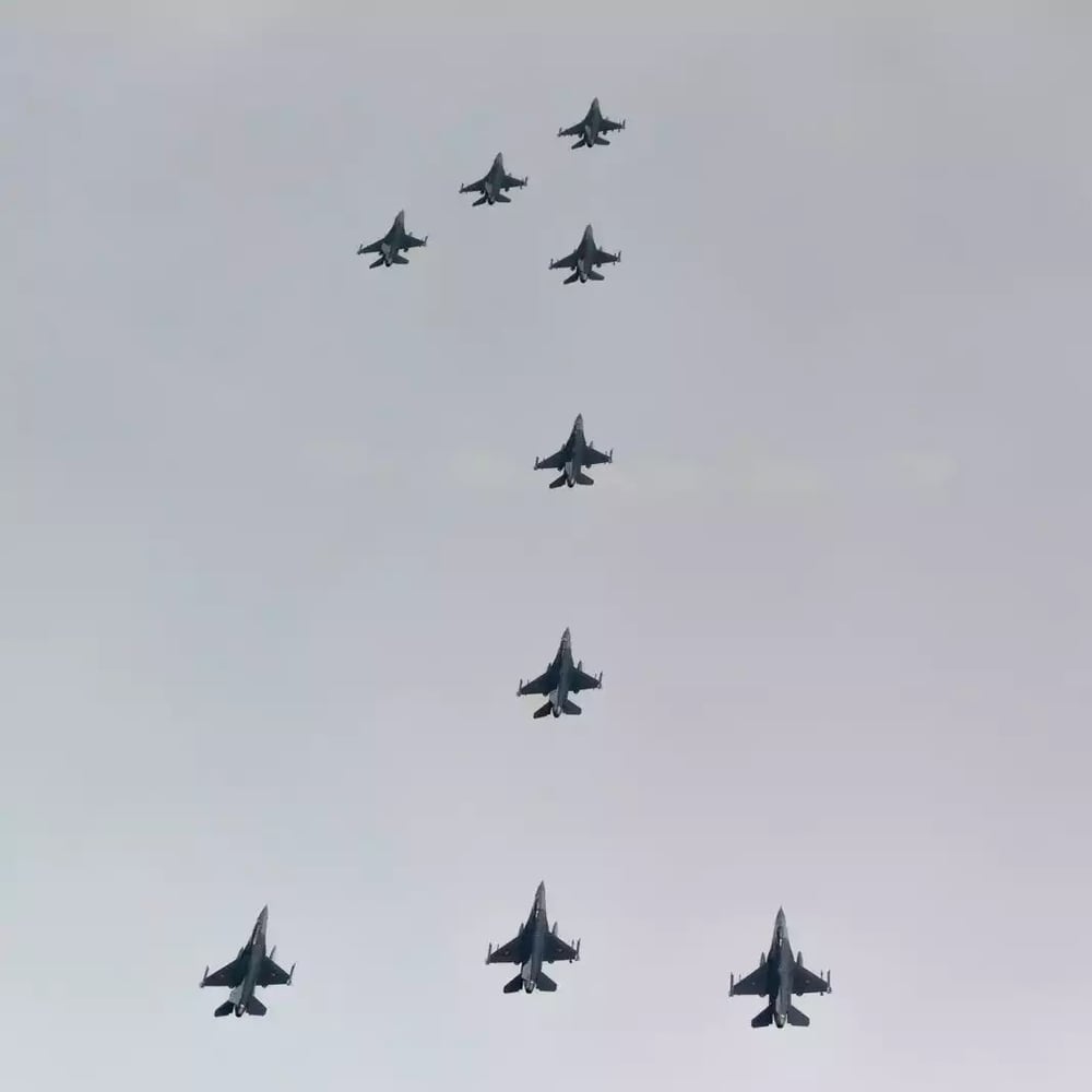 Huit F-16AM et un F-16BM Fighting Falcon lors du dernier vol sur Fighting Falcon de la 1ère Escadrille de la Force aérienne belge (25 septembre 2025).