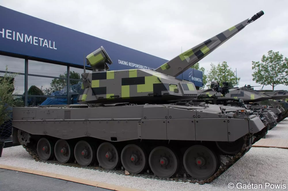 Système antiaérien mobile très courte portée hybride combinant la tourelle antiaérienne très courte portée Skyranger 35 sur un châssis de char de combat Pz.87 (Leopard 2A4 produit en Suisse)(de côté).