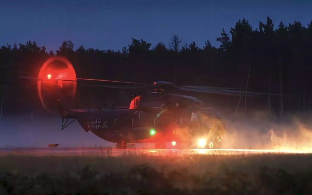 Décollage de nuit d'un hélicoptère de transport lourd CH-53GA de la Luftwaffe.