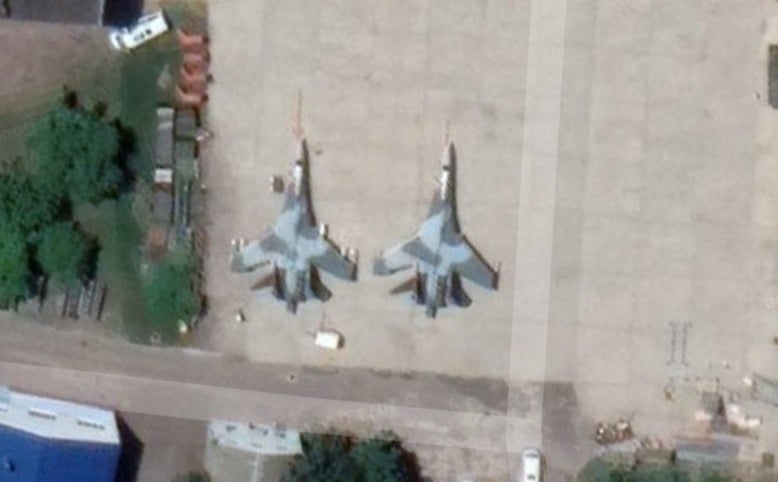 On distingue bien les armements installés sous les ailes de ce Su-35