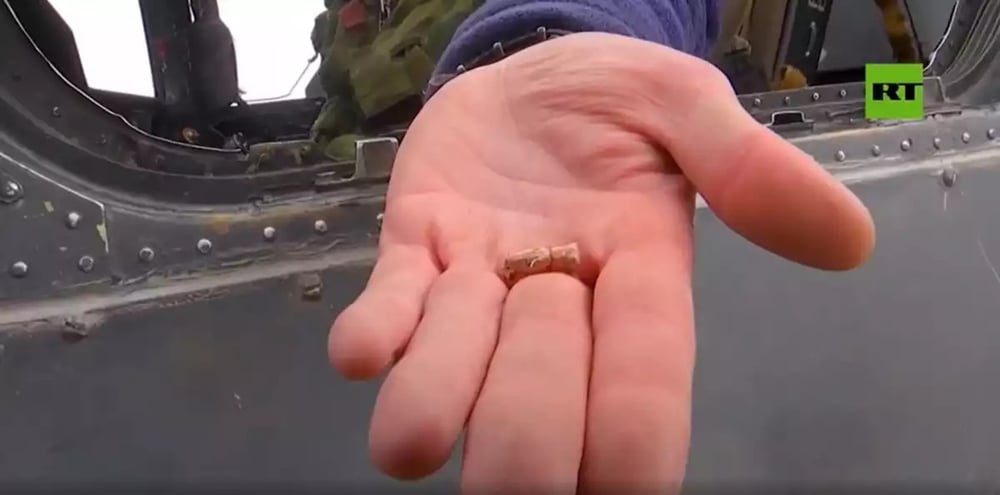 Le pilote sort une balle de 7,62 mm du cockpit de son Ka-52.