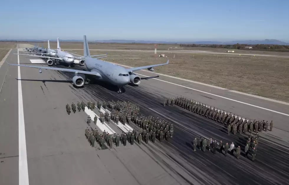 Le 16 nomvembre dernier, la 31ème escadre de ravitaillement et de transport stratégique des FAS a organisé un elephant walk sur la BA 105 d'Istres. On peut voir un A330 MRTT, un A330-200, un A310 et enfin quatre KC-135FR.